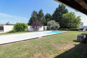 Superbe ferme avec un charmant cottage , une piscine accueillante, un court de tennis et 26 ha de terrain expansif