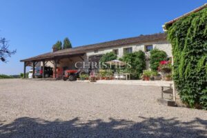 Superbe ferme avec un charmant cottage , une piscine accueillante, un court de tennis et 26 ha de terrain expansif