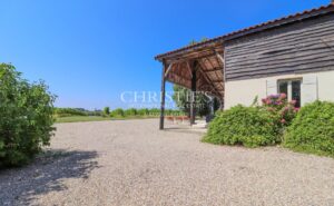 Superbe ferme avec un charmant cottage , une piscine accueillante, un court de tennis et 26 ha de terrain expansif