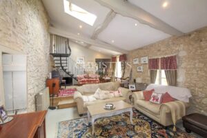 Superbe ferme avec un charmant cottage , une piscine accueillante, un court de tennis et 26 ha de terrain expansif