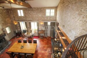 Superbe ferme avec un charmant cottage , une piscine accueillante, un court de tennis et 26 ha de terrain expansif