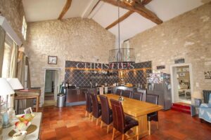 Superbe ferme avec un charmant cottage , une piscine accueillante, un court de tennis et 26 ha de terrain expansif