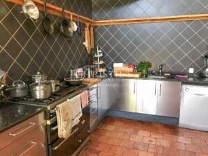 Superbe ferme avec un charmant cottage , une piscine accueillante, un court de tennis et 26 ha de terrain expansif