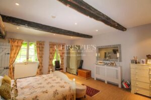 Superbe ferme avec un charmant cottage , une piscine accueillante, un court de tennis et 26 ha de terrain expansif