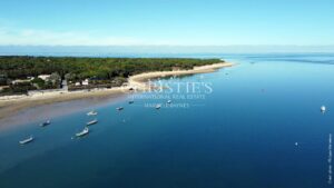 Propriété d’exception les pieds dans l’eau – Élégance et discrétion absolues
