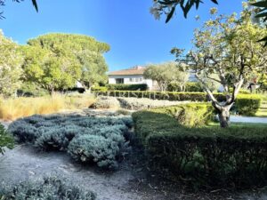 Propriété d’exception les pieds dans l’eau – Élégance et discrétion absolues