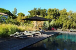 Piscine dans un écrin de verdure