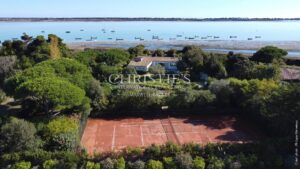 Propriété d’exception les pieds dans l’eau – Élégance et discrétion absolues