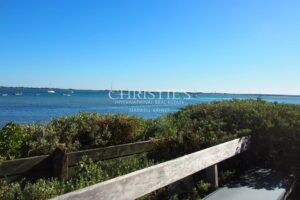 Propriété d’exception les pieds dans l’eau – Élégance et discrétion absolues