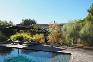 Propriété d’exception les pieds dans l’eau – Élégance et discrétion absolues