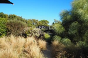 Propriété d’exception les pieds dans l’eau – Élégance et discrétion absolues