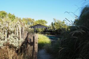 Propriété d’exception les pieds dans l’eau – Élégance et discrétion absolues