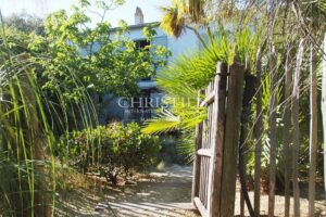 Propriété d’exception les pieds dans l’eau – Élégance et discrétion absolues