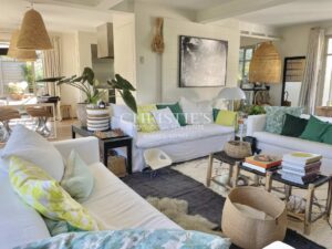 Propriété d’exception les pieds dans l’eau – Élégance et discrétion absolues