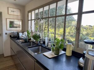 Propriété d’exception les pieds dans l’eau – Élégance et discrétion absolues