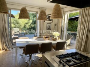 Propriété d’exception les pieds dans l’eau – Élégance et discrétion absolues