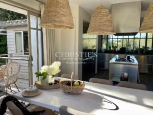 Propriété d’exception les pieds dans l’eau – Élégance et discrétion absolues