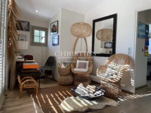 Propriété d’exception les pieds dans l’eau – Élégance et discrétion absolues