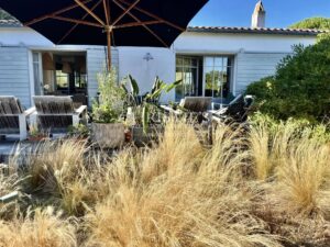 Propriété d’exception les pieds dans l’eau – Élégance et discrétion absolues