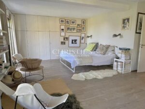 Propriété d’exception les pieds dans l’eau – Élégance et discrétion absolues