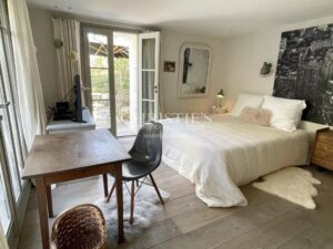 Propriété d’exception les pieds dans l’eau – Élégance et discrétion absolues