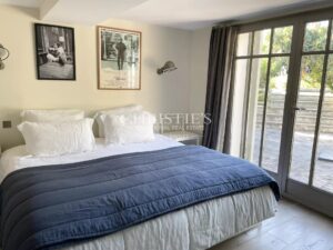 Propriété d’exception les pieds dans l’eau – Élégance et discrétion absolues