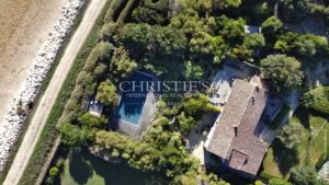 Propriété d’exception les pieds dans l’eau – Élégance et discrétion absolues