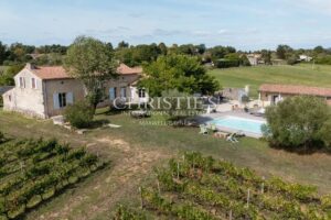 Attractive 3.21 ha vineyard near Bordeaux - Turnkey!