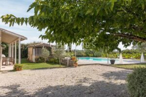 Attractive 3.21 ha vineyard near Bordeaux - Turnkey!