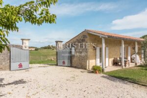 Attractive 3.21 ha vineyard near Bordeaux - Turnkey!