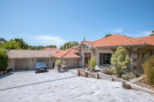 Une Villa d'Exception au Croisement de la Ville d'Hiver et de la Plage Pereire