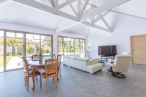 Une Villa d'Exception au Croisement de la Ville d'Hiver et de la Plage Pereire