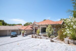 Une Villa d'Exception au Croisement de la Ville d'Hiver et de la Plage Pereire