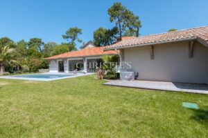 Une Villa d'Exception au Croisement de la Ville d'Hiver et de la Plage Pereire