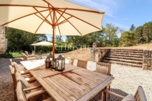Beau château avec maison d'ami dans la campagne de l'Agenais