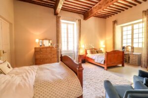 Beau château avec maison d'ami dans la campagne de l'Agenais