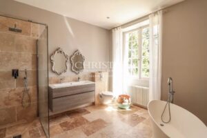 Beau château avec maison d'ami dans la campagne de l'Agenais