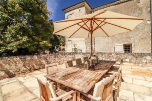 Beau château avec maison d'ami dans la campagne de l'Agenais