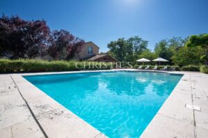 Domaine renforcé amélioré comprenant une résidence secondaire, une piscine luxueuse, s'étendant sur 35 hectares de campagne.