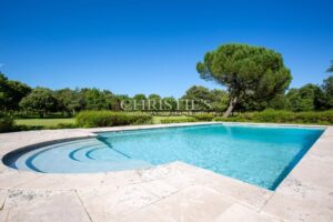 Domaine renforcé amélioré comprenant une résidence secondaire, une piscine luxueuse, s'étendant sur 35 hectares de campagne.