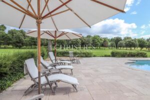 Domaine renforcé amélioré comprenant une résidence secondaire, une piscine luxueuse, s'étendant sur 35 hectares de campagne.