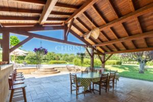 Domaine renforcé amélioré comprenant une résidence secondaire, une piscine luxueuse, s'étendant sur 35 hectares de campagne.