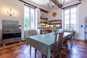 Domaine renforcé amélioré comprenant une résidence secondaire, une piscine luxueuse, s'étendant sur 35 hectares de campagne.