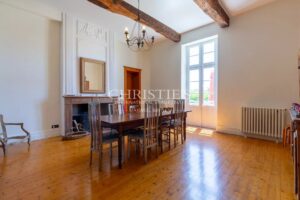 Domaine renforcé amélioré comprenant une résidence secondaire, une piscine luxueuse, s'étendant sur 35 hectares de campagne.