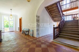 Domaine renforcé amélioré comprenant une résidence secondaire, une piscine luxueuse, s'étendant sur 35 hectares de campagne.