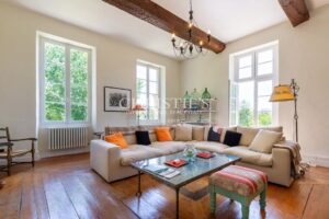 Domaine renforcé amélioré comprenant une résidence secondaire, une piscine luxueuse, s'étendant sur 35 hectares de campagne.