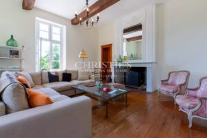 Domaine renforcé amélioré comprenant une résidence secondaire, une piscine luxueuse, s'étendant sur 35 hectares de campagne.