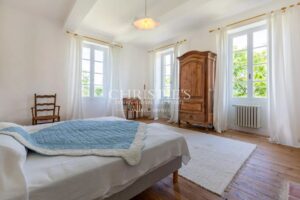 Domaine renforcé amélioré comprenant une résidence secondaire, une piscine luxueuse, s'étendant sur 35 hectares de campagne.