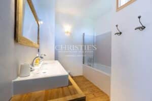 Domaine renforcé amélioré comprenant une résidence secondaire, une piscine luxueuse, s'étendant sur 35 hectares de campagne.