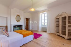 Domaine renforcé amélioré comprenant une résidence secondaire, une piscine luxueuse, s'étendant sur 35 hectares de campagne.